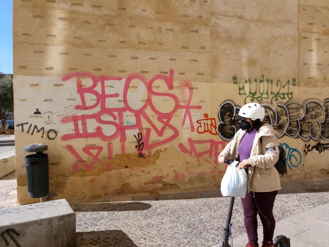 Sede del Gremio de Carpinteros, en el barrio de Velluters, repleto de pintadas. círculo por la defensa del patrimonio