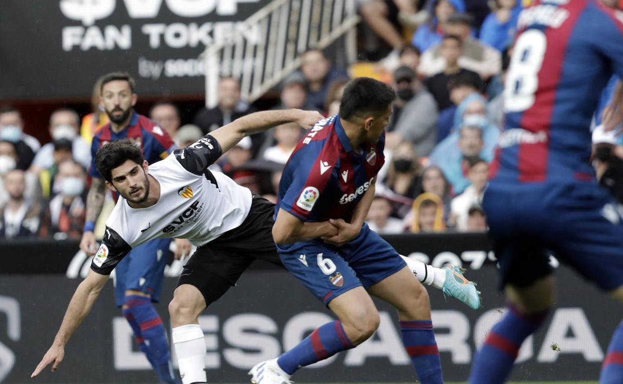 Óscar Duarte presiona a Gonçalo Guedes durante el derbi en Mestalla.