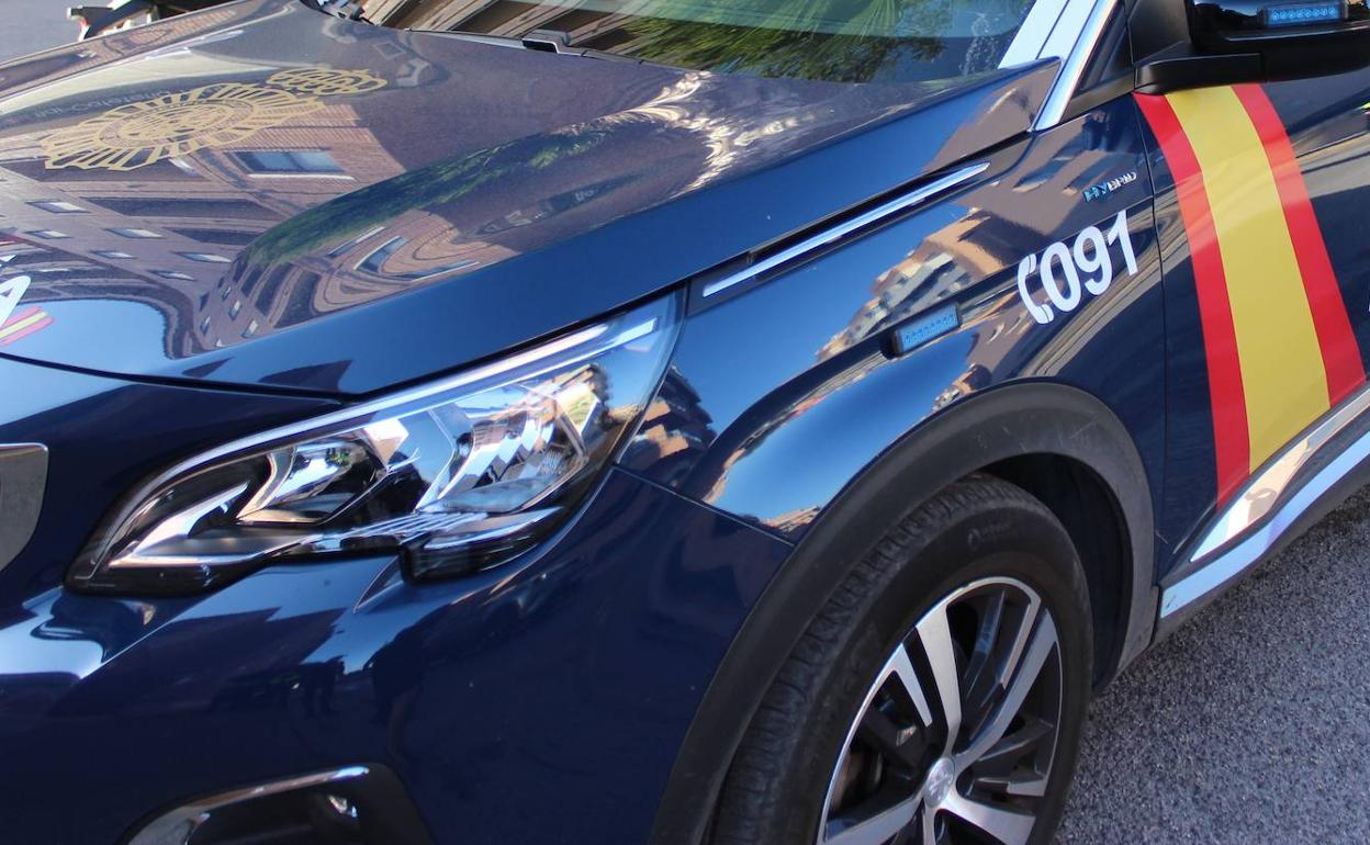 Vehículo de la Policía Nacional con el número de atención ciudadana. 