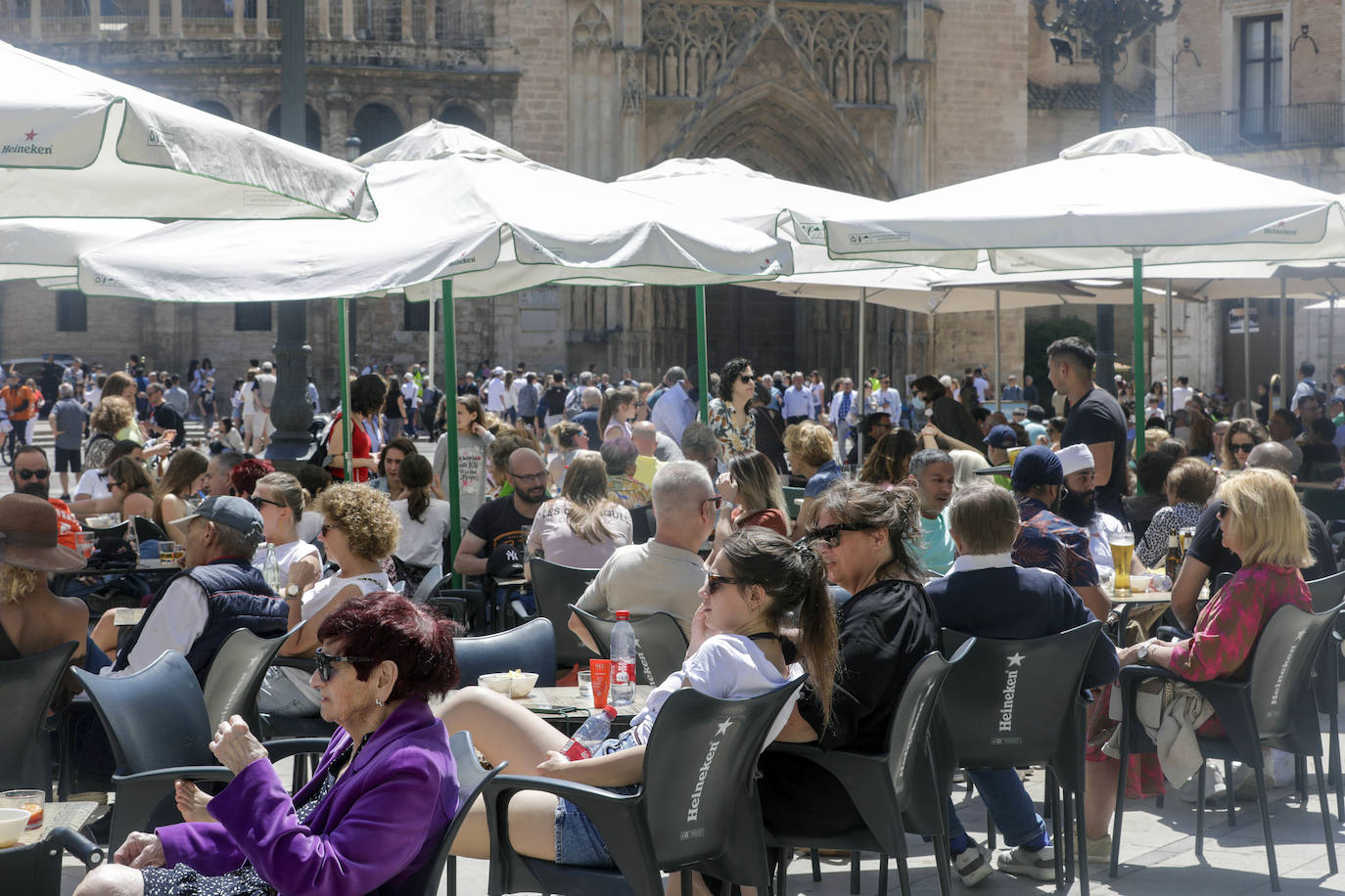 Miles de valencianos y turistas disfrutan del centro de la ciudad en una jornada marcada por el sol y las buenas temperaturas.