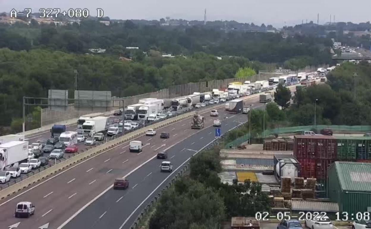 Atascos en Valencia | Un accidente colapsa el tráfico en el by-pass con un atasco kilométrico