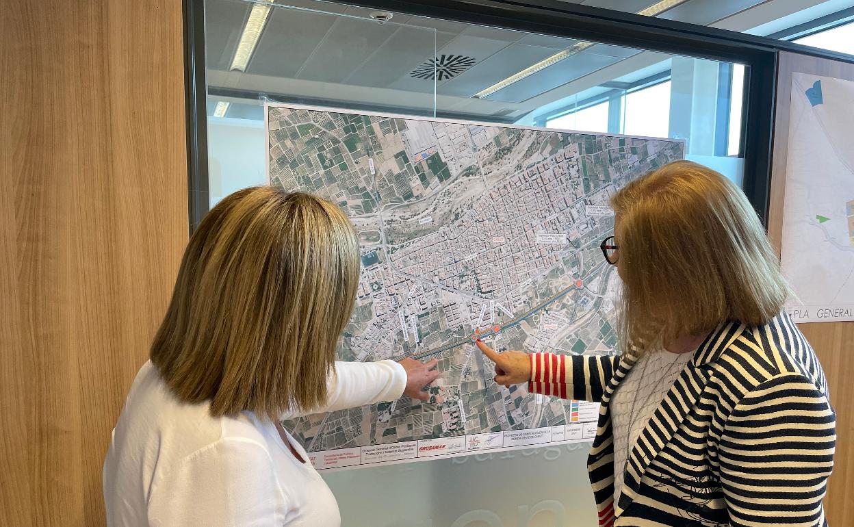 La alcaldesa de Carlet muestra el proyecto. 