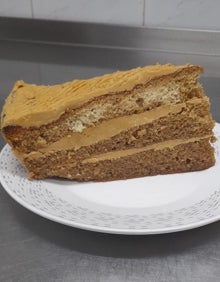 Imagen secundaria 2 - Bocadillo de serrano, queso y tomate; arroz con costra y famosa tarta de moca. 