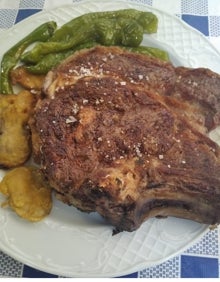 Imagen secundaria 2 - Variedad de carnes a la brasa del Poble Nou.