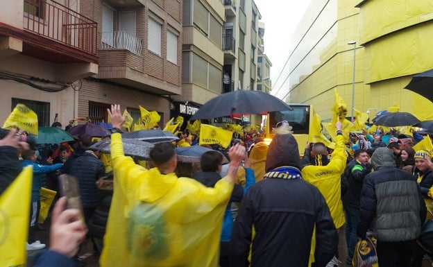 La afición Villarreal escoltó el autobús del equipo de Emery hasta el Estadio de La Cerámica. 