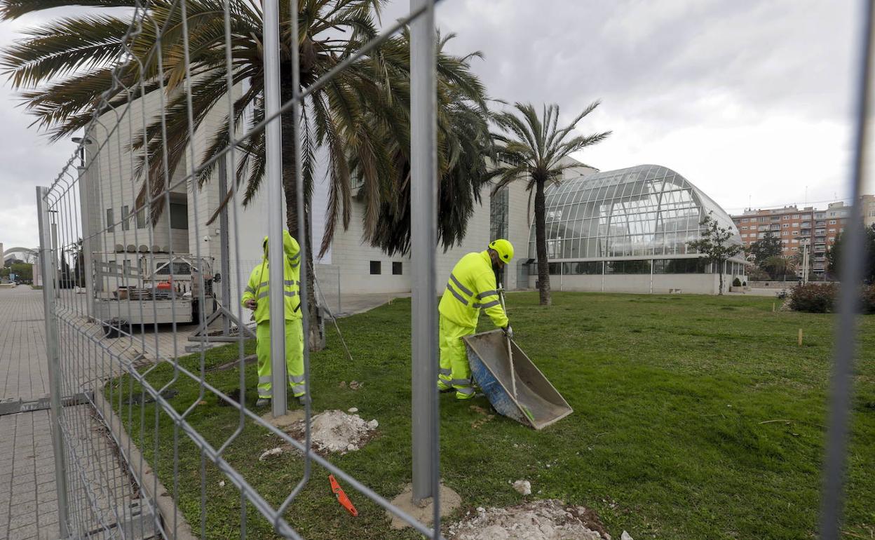 Operarios de obra en las instalaciones del palau de la Música. 