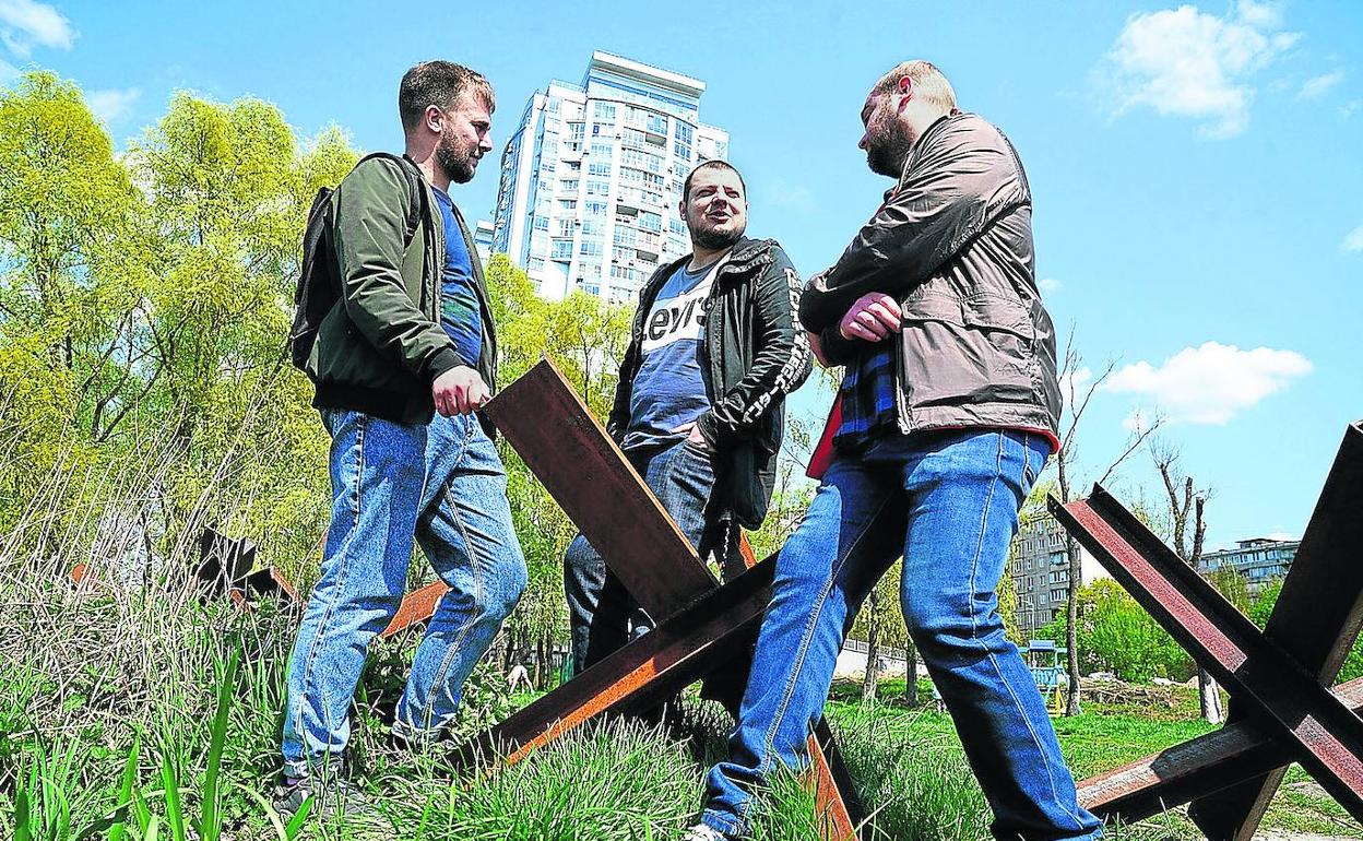 Nikita, el primero por la derecha, con los amigos que le acogen en Kiev, donde se siguen abriendo trincheras y colocando obstáculos anticarros. 