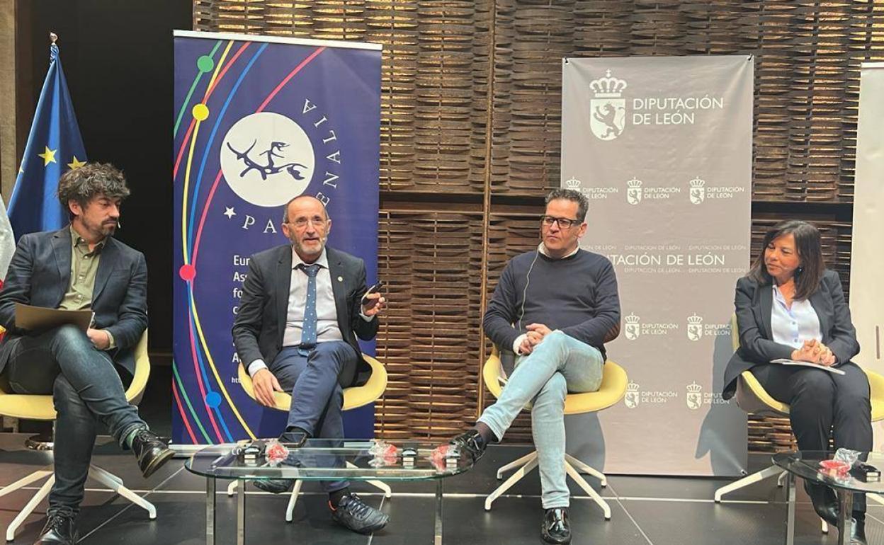 El presidente de la entidad, José Francisco Cabanes, y Bartolomé Nofuentes, en su intervención. 