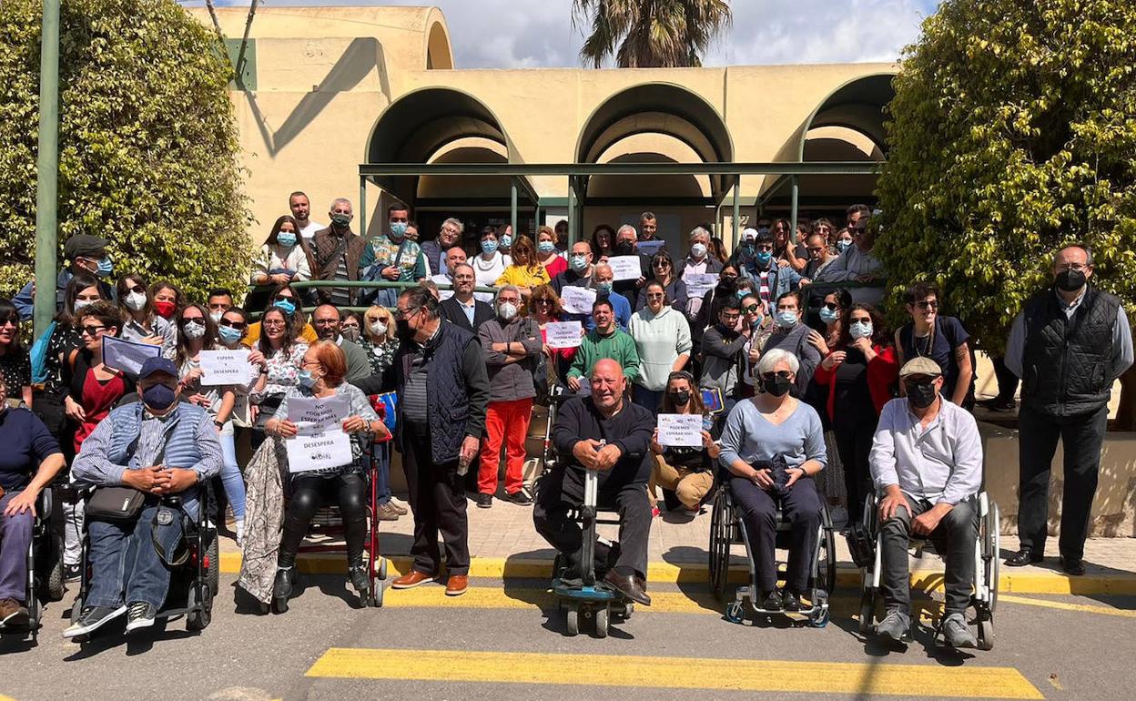 Decenas de discapacitados durante la protesta celebrada este martes en Alicante. 