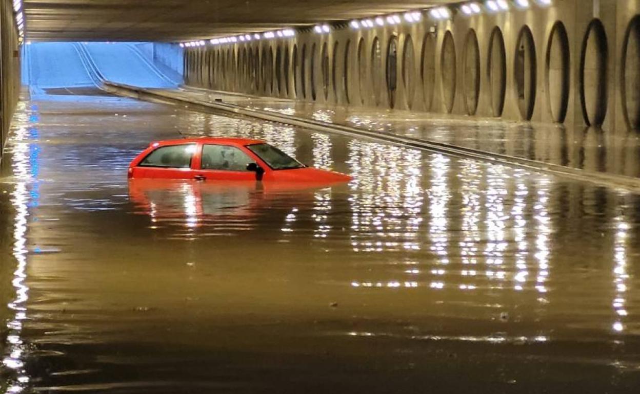 Coche atrapado en el túnel de Hermanos Machado.