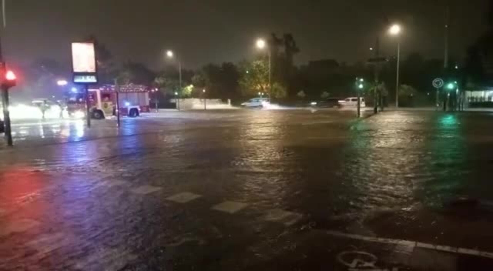 Las precipitaciones descargan en la avenida de Tarongers este martes