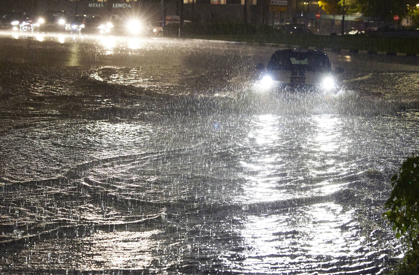 La tromba de agua deja 100 litros en El Cabanyal en menos de 2 horas, provoca inundaciones en calles, entrada de agua en viviendas y corta túneles en la capital