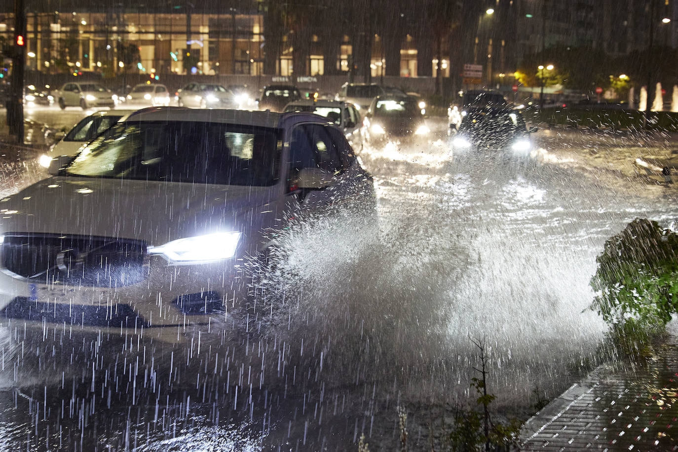 La tromba de agua deja 100 litros en El Cabanyal en menos de 2 horas, provoca inundaciones en calles, entrada de agua en viviendas y corta túneles en la capital