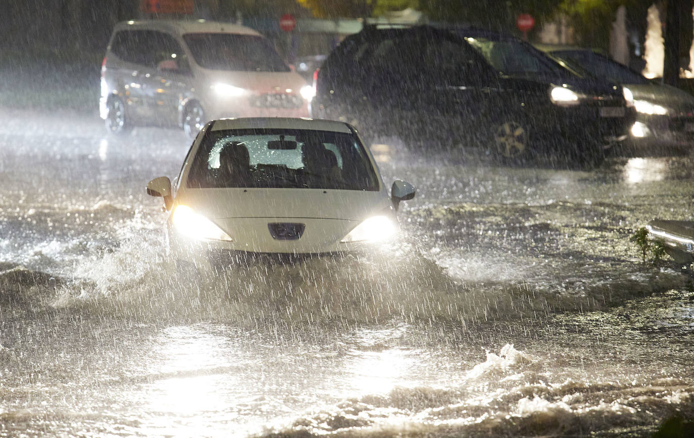 La tromba de agua deja 100 litros en El Cabanyal en menos de 2 horas, provoca inundaciones en calles, entrada de agua en viviendas y corta túneles en la capital