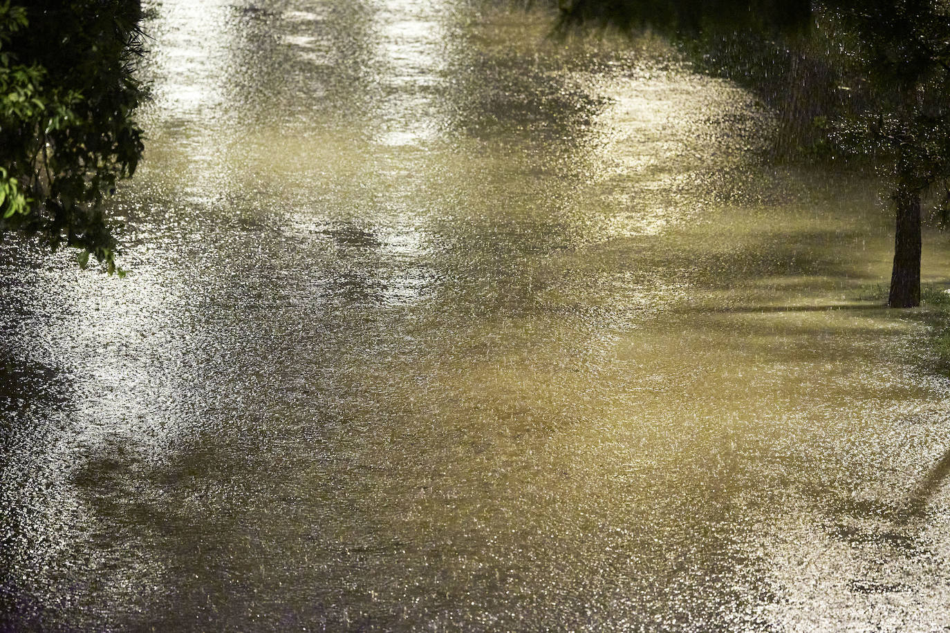 La tromba de agua deja 100 litros en El Cabanyal en menos de 2 horas, provoca inundaciones en calles, entrada de agua en viviendas y corta túneles en la capital