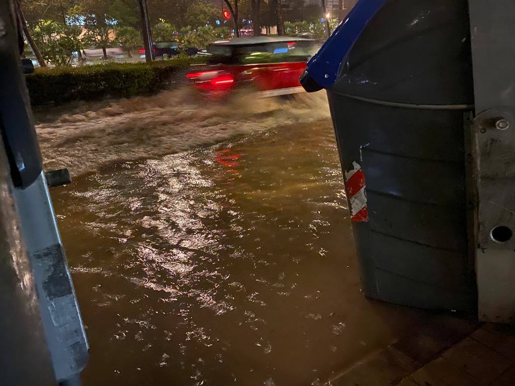 La tromba de agua deja 100 litros en El Cabanyal en menos de 2 horas, provoca inundaciones en calles, entrada de agua en viviendas y corta túneles en la capital