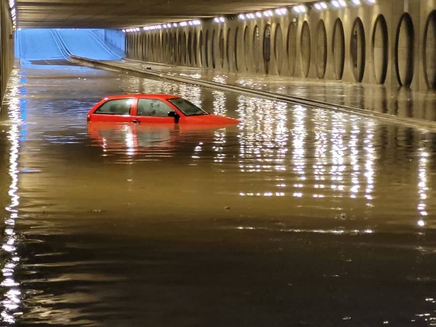 La tromba de agua deja 100 litros en El Cabanyal en menos de 2 horas, provoca inundaciones en calles, entrada de agua en viviendas y corta túneles en la capital