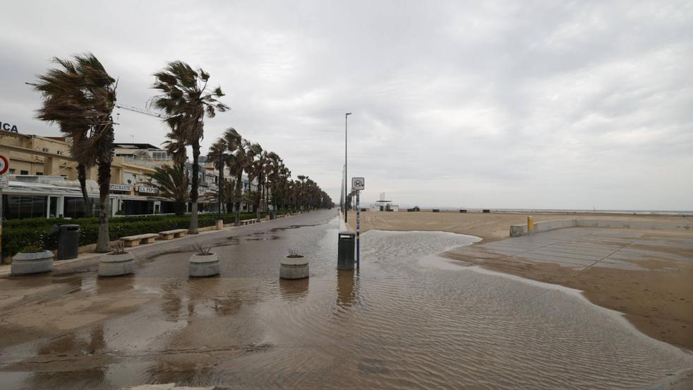 Así han amanecido la Malvarrosa y el Cabanyal tras las lluvias