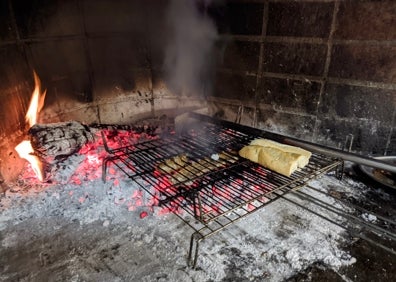 Imagen secundaria 1 - En el pequeño local se prepara en el momento una gran variedad de carnes. 