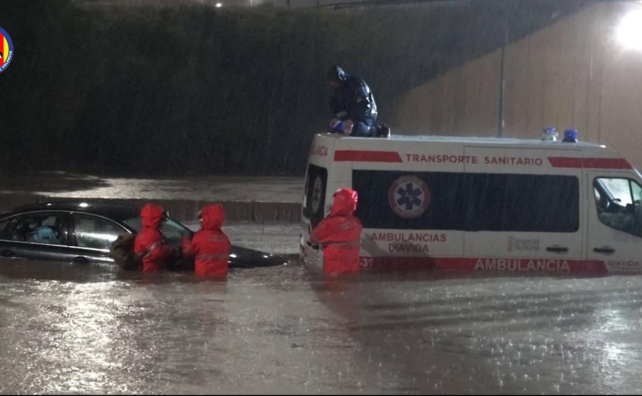 Momento del rescate del conductor de ambulancia. 