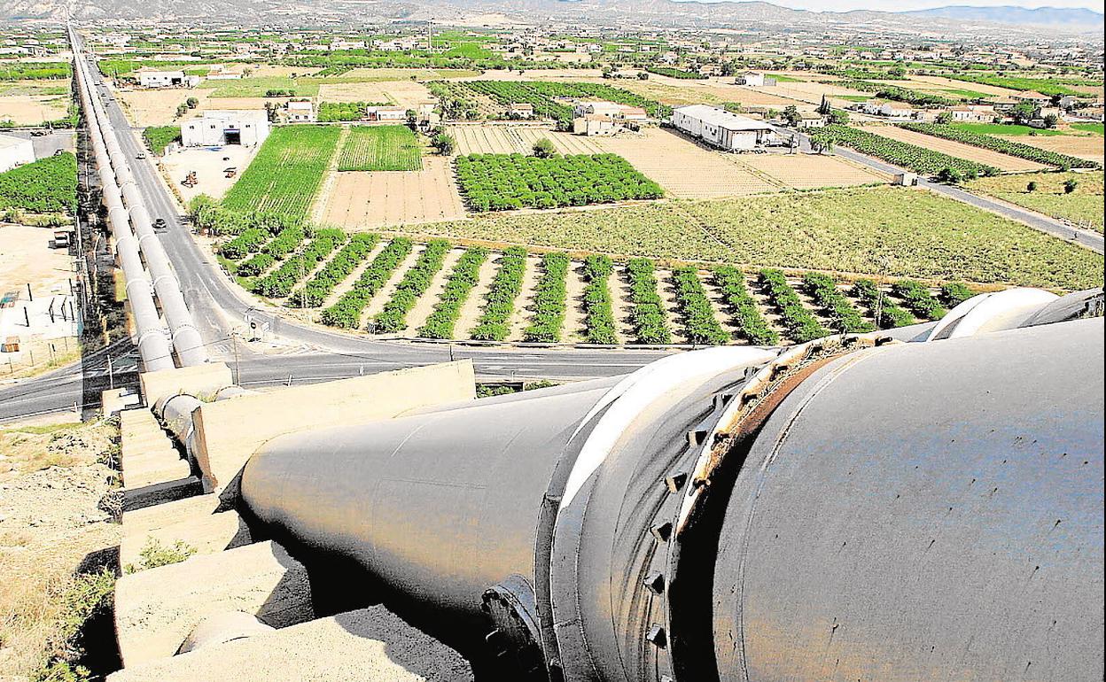 Conducciones del trasvase Tajo-Segura a su paso por la huerta de la Vega Baja. 