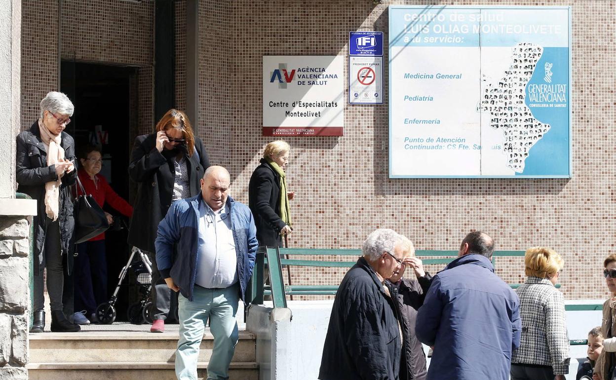 Pacientes de un centro de especialidades valenciano.