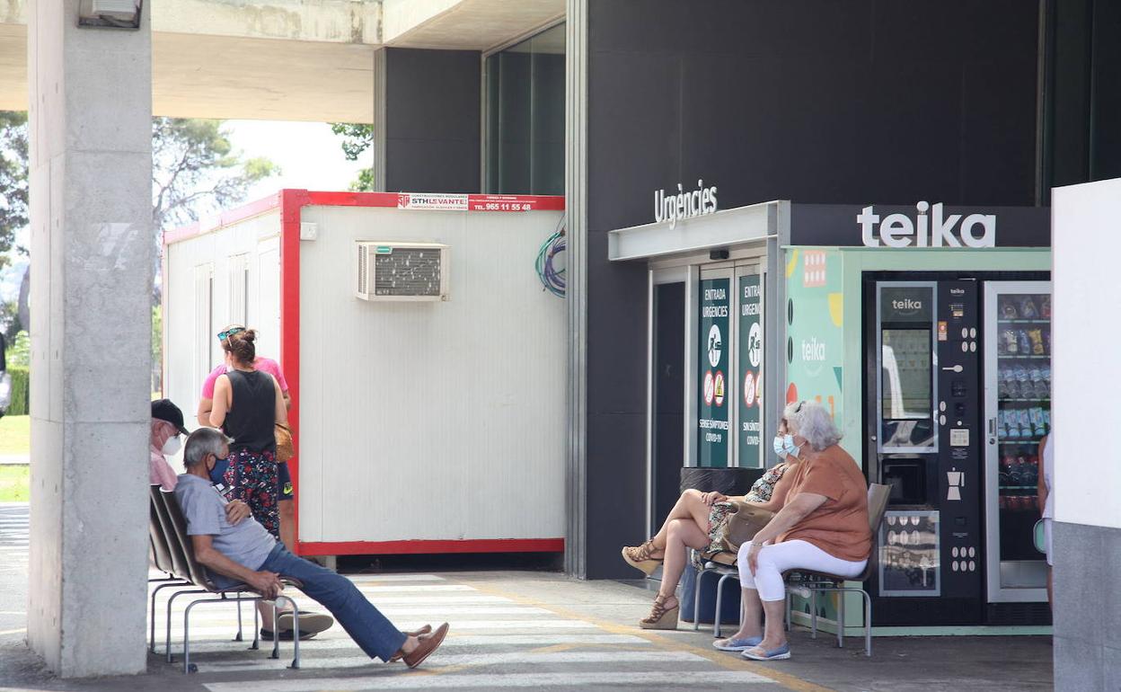 Pacientes y familiares a las puertas del hospital de Dénia.