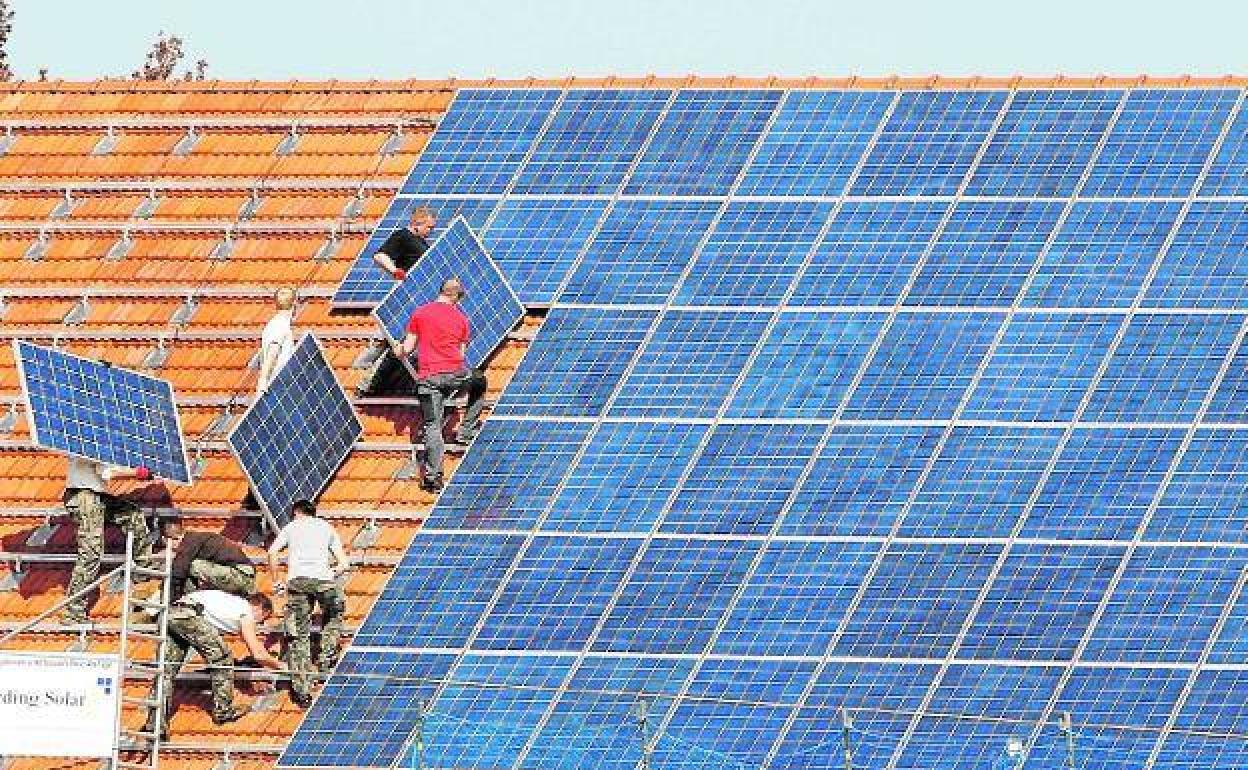 Instalación de placas solares en el tejado de una vivienda. 