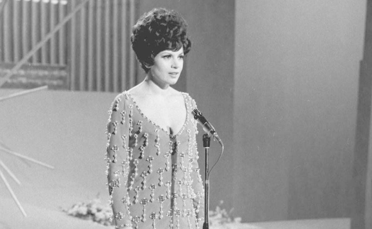 Salomé, durante la actuación en Eurovisión en 1969. 