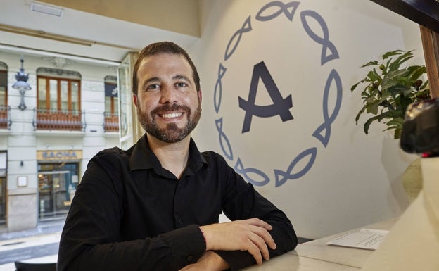 El ingeniero que se atrevió a abrir un bar sin fogones en el centro de Valencia