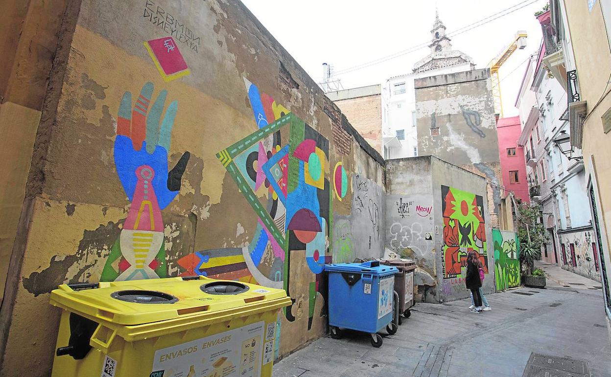 Pared de un solar en Ciutat Vella, esta semana.