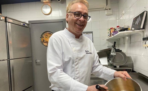 Rafael Brández mientras cocina una tortilla de patatas en la cocina de Engoba Bar 