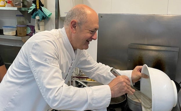 El cocinero José Antonio Rausell mientras prepara una tortilla de patatas 