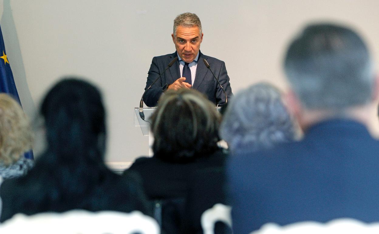 Elías Bendodo, ayer en una reunión con la Casa de Andalucía en Alicante. 