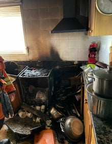 Imagen secundaria 2 - Habitación donde estaba resguardada la familia, patio por donde han sido rescatados dos menores y cocina calcinada. 