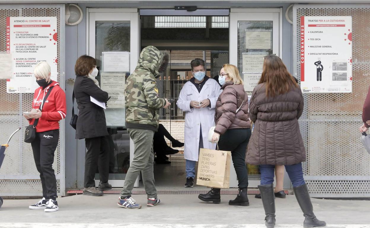 Pacientes esperan su turno a las puertas de un centro de salud valenciano.