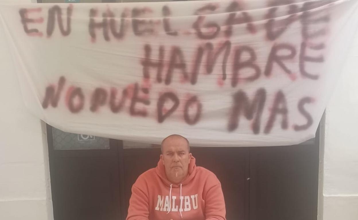 Marcos Mariano, el hombre en huelga de hambre que ha acampado a las puertas de su establecimiento. 