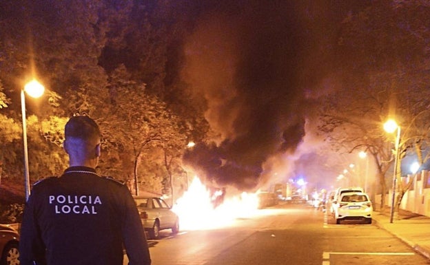 Incendio de coches aparcados en la calle Foguerer Ángel Guirao, este jueves de madrugada. 