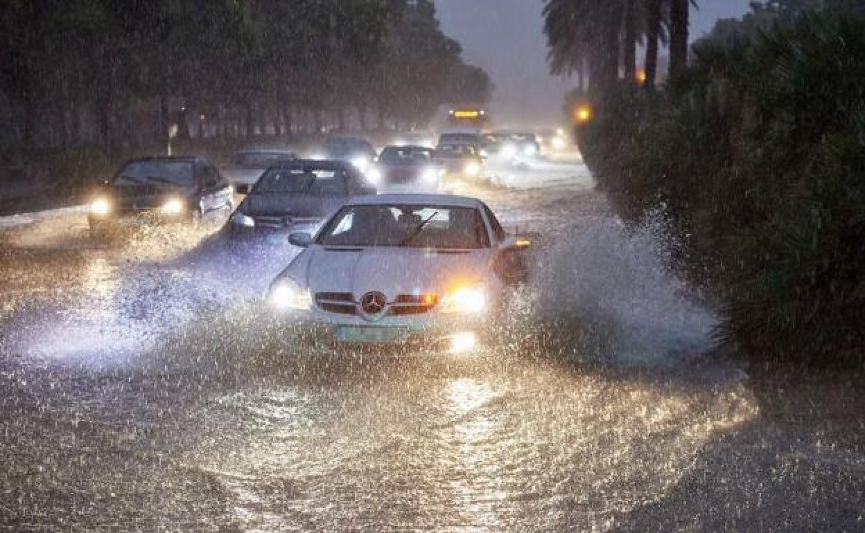 Una carretera inundada en Valencia.