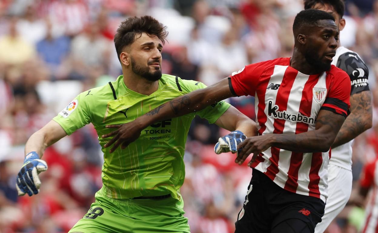 Mamardashvili, en un duelo con Iñaki Williams