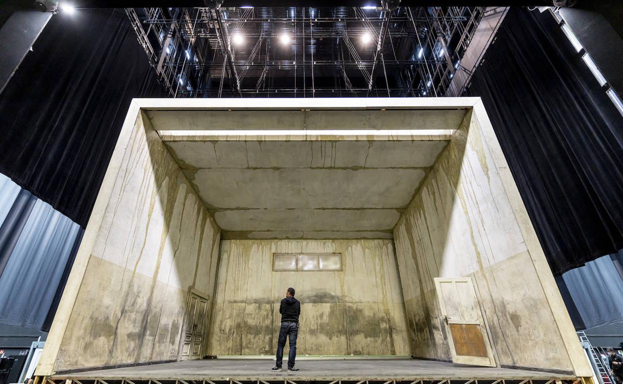 Una enorme casa domina el escenario de la ópera 'Wozzeck'. 