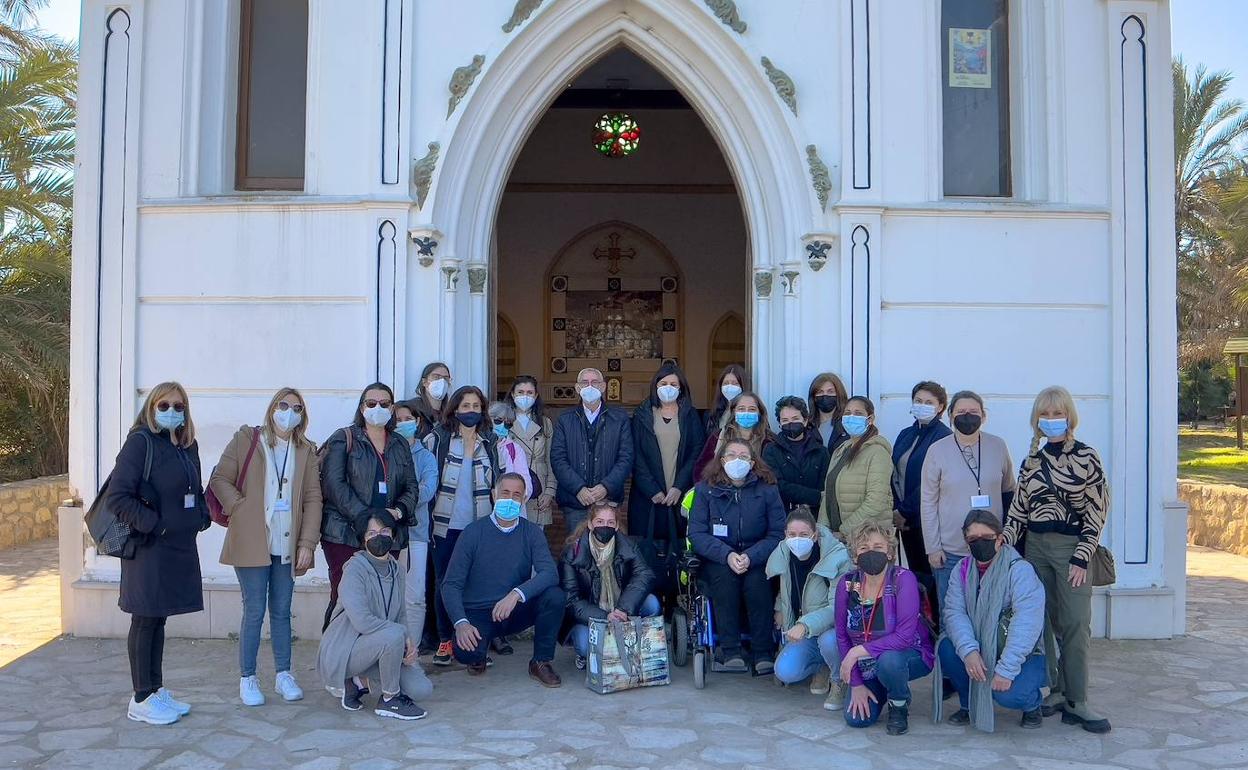 Los participantes de los talleres en su visita a la ermita dels Peixets. 