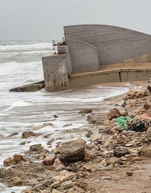 Imagen secundaria 2 - Imágenes de la playa de Piles, con accesos cerrados y falta de arena, y abajo a la derecha, compuertas de La Goleta de Tavernes, dañadas por el temporal Celia. 