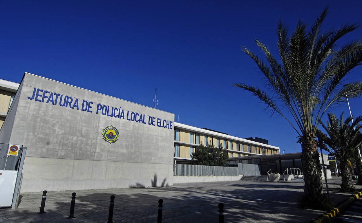 Elche | Okupa una casa en ruinas para reformarla y quedarse a vivir