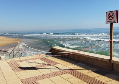 Imagen secundaria 1 - Imágenes de la playa de Piles, con accesos cerrados y falta de arena, y abajo a la derecha, compuertas de La Goleta de Tavernes, dañadas por el temporal Celia. 