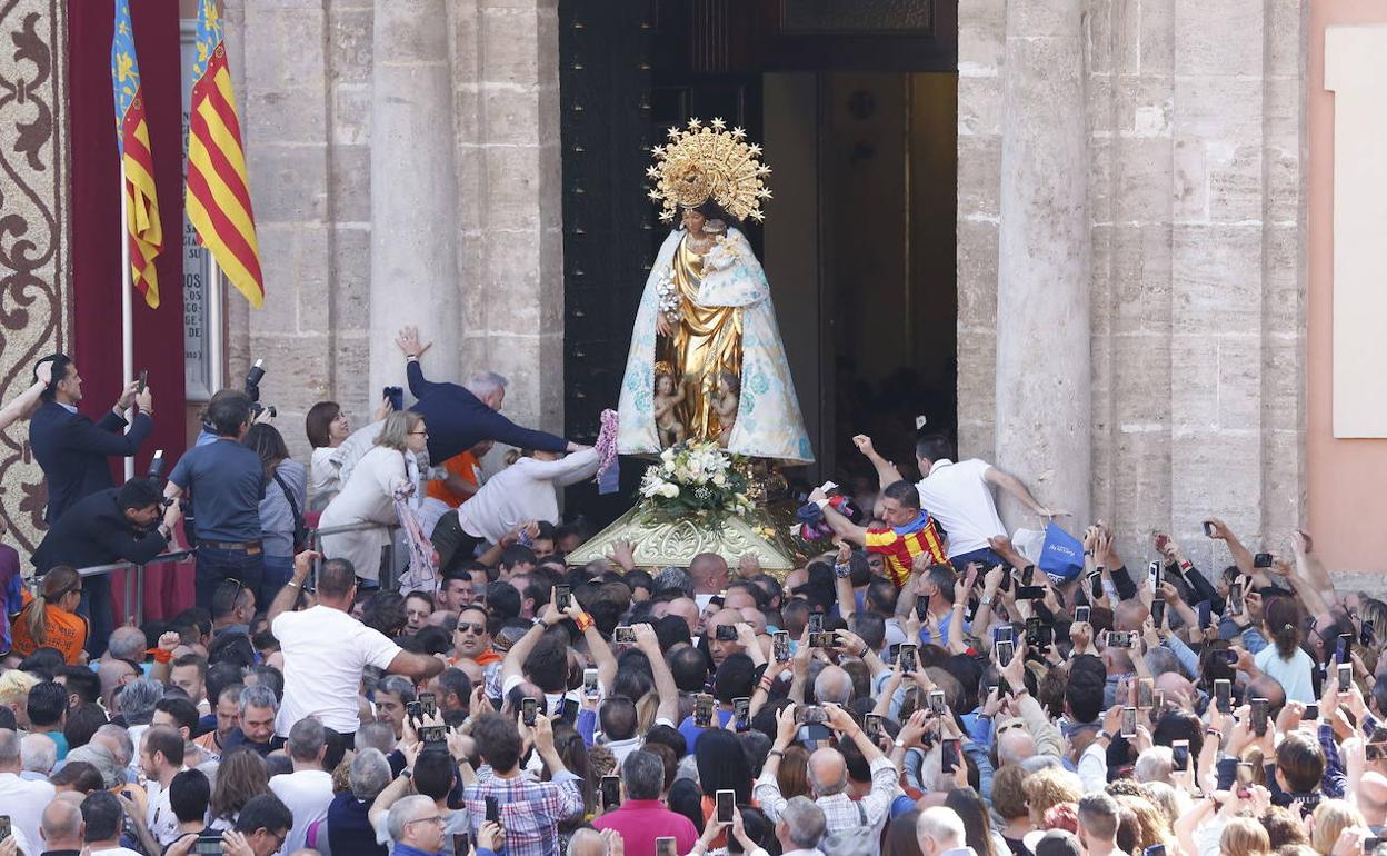 Traslado de la Virgen de los Desamparados.