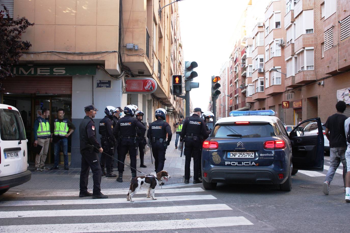 Fotos: Cerco policial en el barrio de Orriols para frenar la delincuencia