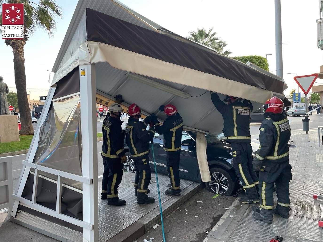 Fotos: Un coche arrolla la terraza de un bar en Burriana