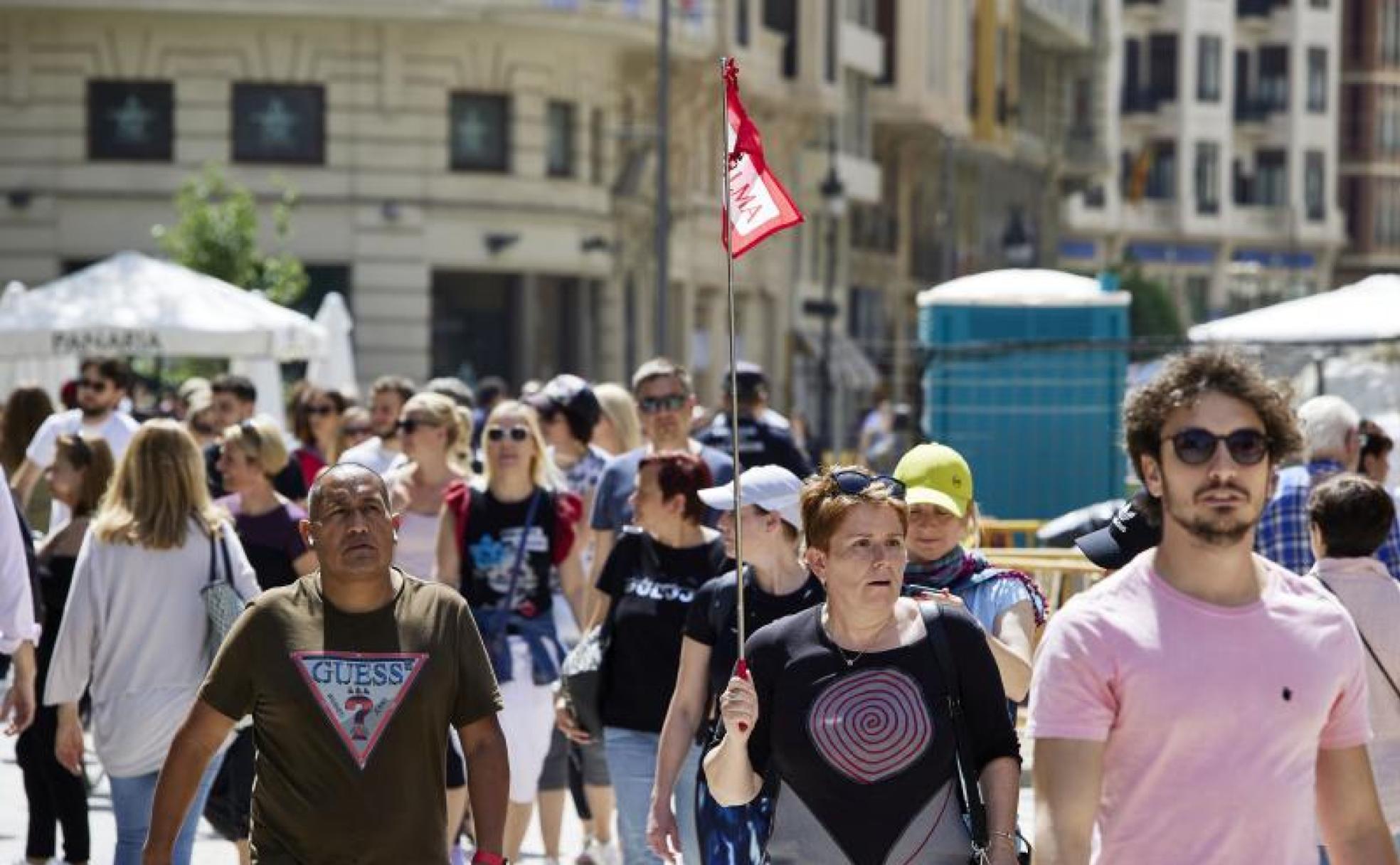 Un grupo de turistas recorre el centro de Valencia este sábado.