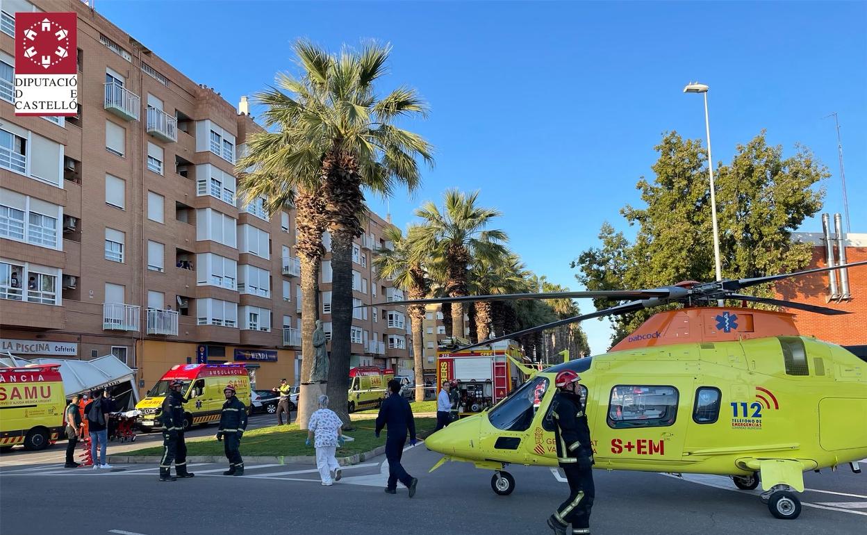 El helicóptero medicalizado y tres ambulancias en el lugar del accidente. 